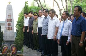 Đoàn đại biểu lãnh đạo tỉnh và thành phố Hoà Bình tưởng niệm các anh hùng liệt sĩ tại Nghĩa trang liệt sĩ chiến dịch Hoà Bình (TP.Hoà Bình)

